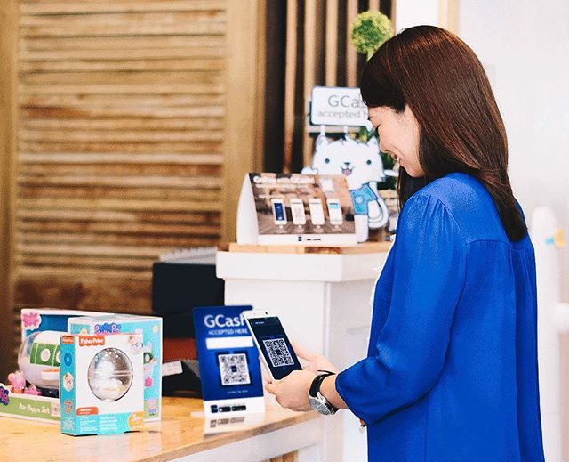 scan-to-pay a woman pays via QR code